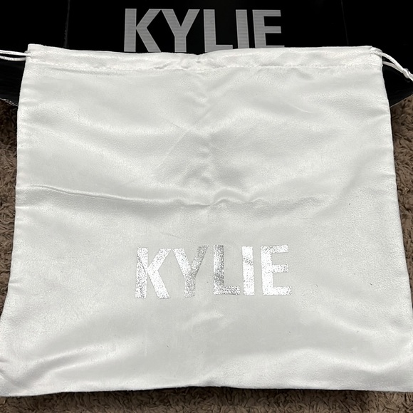 Kylie Cosmetics Brand New Velvet White Cinch Cosmetic/Accessory Bag. - Picture 1 of 1